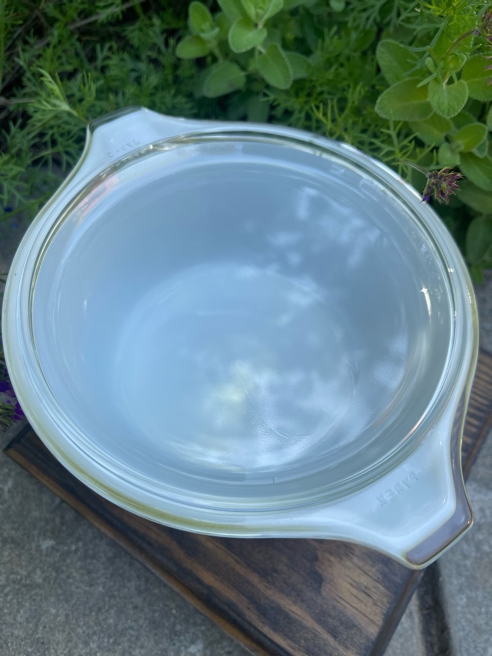 Vintage 1.5 quart Pyrex Green Avocado #473 Glass Casserole Dish with Clear Lid - Picture 2 of 3